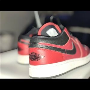 (RED AIR JORDAN 1 LOWS)